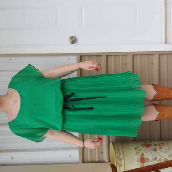 PAPER DOLL Kelly Green Pleated Midi Dress (1X) - Picture 3 of 9